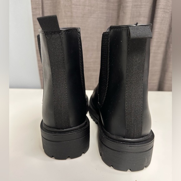 NWB, Soda “Pilot” lug sole chelsea ankle boot, size 6 - Picture 4 of 6